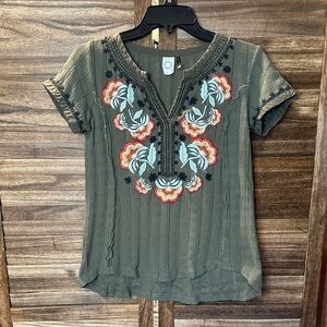 Anthropologie Akemi + Kin Embroidered Dandelion Split Neck Tunic Top